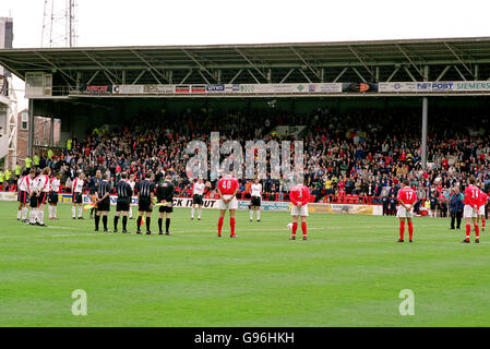 Fußball - FA Carling Premiership - Nottingham Forest / Liverpool. Die Spieler von Liverpool & Nottingham Forest beobachten zu Beginn des Spiels eine Minuten Stille, um an die Tragödie von Hillsborough zu erinnern Stockfoto