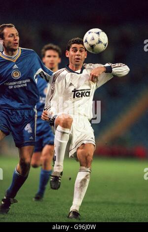 Fußball - UEFA Champions League - Viertelfinale erste Etappe - Real Madrid / Dynamo Kiew. Fernando Hierro von Real Madrid (rechts) jongliert den Ball unter dem Druck von Dynamo Kiews Olexander Holovko (links) Stockfoto