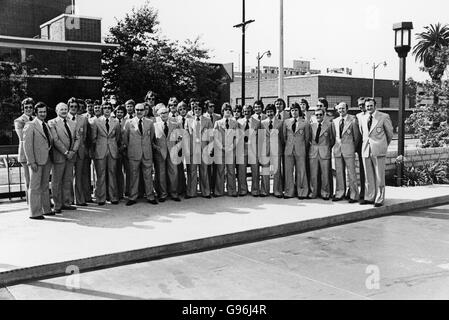 Die englische Party am Flughafen Los Angles (l-r): Joe Royle, Bill Taylor, Alan Odell, Ray Clemence, Ian Gillard, Roy McFarland, Gerry Francis, Trevor Cherry, Ray Wilkins, Colin Todd, Sir Bert Millichip, Tony Towers, Joe Corrigan, Sir Andrew, Derek Parkin, Brian Greenhoff, Trevor Stuart, Stephen Brooing, Mike Broole, Mike Pearson Gordon Hill, Pete Taylor, Mick Mills, Dave Clement, Norman Medhurst, Jimmy Rimmer, Kevin Keegan, Mick Channon, Les Cocker, Phil Neal, Peter Swales, Fred Street, Unknown, Don Revie Stockfoto