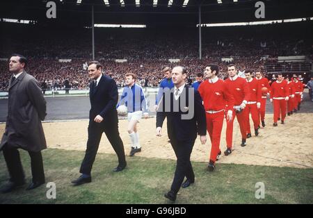 Don Revie (links), Manager von Leeds United, und Bertie, Manager von Arsenal MEE (rechts) führt ihre Teams in Wembley an Stockfoto