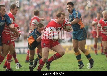 Terry O'Connor (Mitte) von Wigan Warriors versucht, sich zu entfernen Paul Newlove von St. Helens Saints (links) Stockfoto