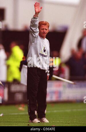 Fußball - FA Carling Premiership - Derby County / Coventry City. Gordon Strachan, Manager von Coventry City, begrüßt die Fans, da ihr Unentschieden in der nächsten Saison den Premiership-Fußball sichert Stockfoto