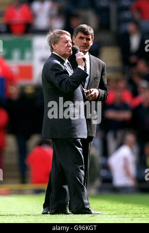 Fußball - FA Carling Premiership - Blackburn Rovers gegen Nottingham Forest. Jack Walker, Chairman von Blackburn Rovers, fordert die Fans auf, ihr Team vor Spielbeginn in ihrem Abstiegskampf zu unterstützen Stockfoto