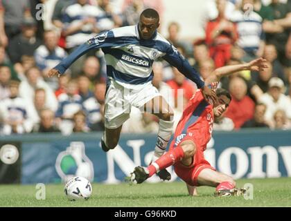 Fußball - Nationwide League Division One - Queens Park Rangers gegen Crystal Palace. Chris Kiwomya von Queens Park Rangers kämpft mit Andrew Frampton vom Crystal Palace. Stockfoto