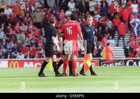 Fußball - FA Carling Premiership - Middlesbrough / Manchester United. Middlesbroughs Kapitän Andy Townsend konfrontiert Schiedsrichter Graham Barber und seine Schiedsrichterassistenten nach dem umstrittenen Tor von Manchester United Stockfoto