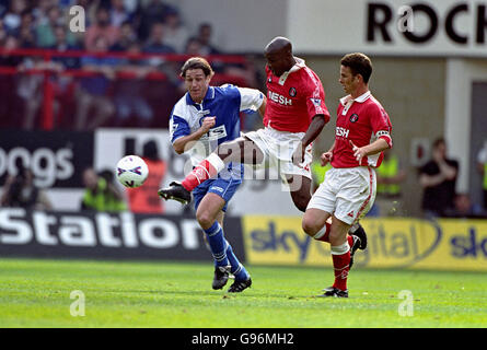 Charlton Athletic's Richard Rufus (Mitte) verlässt Blackburn Rovers' Ashley ward (links), beobachtet von Charlton Athletic Kapitän Mark Kinsella (rechts) Stockfoto