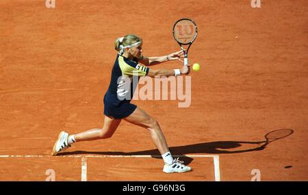 Steffi Graf stürzt sich um einen Ball auf der Grundlinie Während ihres Sieges über Monica seles Stockfoto