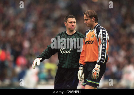 Gillingham-Torhüter Vince Bartram (links) hat ein Wort in der Ohr seines Amtskollegen von Manchester City Nicky Weaver (rechts) während Der Elfmeterschießen Stockfoto