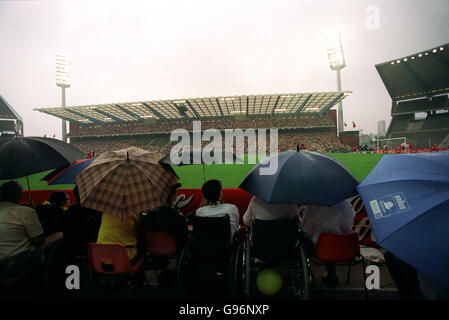 Die Regenschirme steigen im Stade ROI Baudouin in Brüssel, dem Austragungsort des Coca Cola Cup Finales Stockfoto