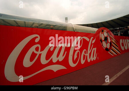 Belgischer Fußball - Coca Cola Cup - Finale - Lierse SK gegen Standard Liege. Eine Coca Cola-Werbetafel an der Seite des Spielertunnels Stockfoto