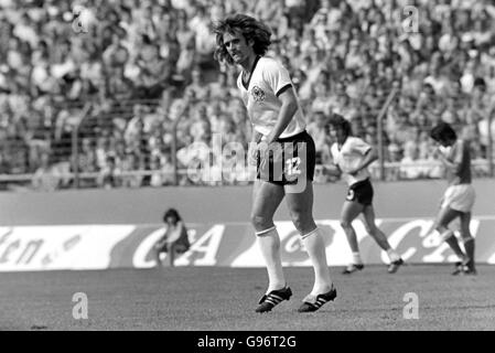 Fußball - Weltmeisterschaft Westdeutschland 74 - Gruppe B - Westdeutschland - Jugoslawien. Wolfgang Overath, Westdeutschland Stockfoto