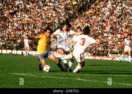 Rumäniens Zoltan Crisan (links) übernimmt Englands Dave Watson (Mitte) und Kenny Sansom (rechts) Stockfoto