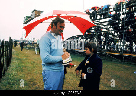 Fußball - Leeds United. Der Manager von Leeds United, Don Revie, unterzeichnet ein Autogramm für einen jungen Fan Stockfoto