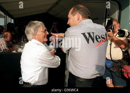 L-R Formel-1-Chef Bernie Ecclestone plaudert mit McLaren-Chef Ron Dennis Stockfoto