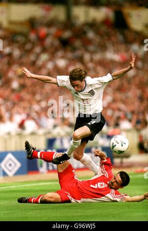 Fußball - Euro 2000 Qualifikation - Gruppe fünf - England gegen Luxemburg. Der Engländer Steve McManaman springt von Dany Theis aus Luxemburg über einen Schiebetackling Stockfoto