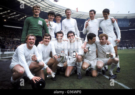 Leeds United feiern mit dem League Cup nach ihrem Sieg 1-0: (Hintere Reihe, l-r) Gary Sprake, Peter Lorimer, Eddie Grey, Jack Charlton, Paul Madeley, Rod Belfitt; (erste Reihe, l-r) Jimmy Greenhoff, Terry Cooper, Paul Reaney, Norman Hunter, Johnny Giles, Billy Bremner Stockfoto