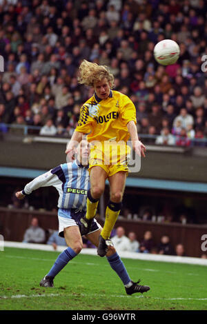 Fußball - Barclays League Division One - Coventry City / Tottenham Hotspur. Paul Walsh von Tottenham Hotspur wird von seinem Teamkollegen Gary Lineker überkreuzt Stockfoto