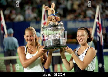 Die Russin Anna Kournikova, links und SchweizMartina Hingis, Siegerin des Doppeltitels der Frauen gegen Lindsay Davenport aus den USA und Natasha Zvereva aus Weißrussland 7-5, 6-3. Stockfoto