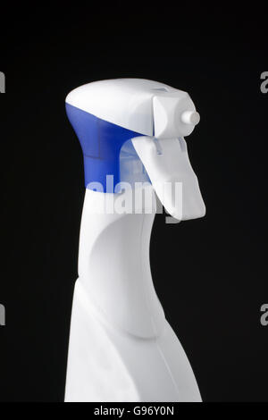 Trigger-Spray-Flasche auf einem schwarzen Hintergrund Stockfoto