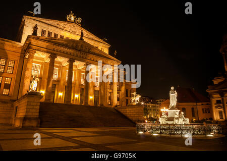 Konzerthaus Berlin (Konzerthaus) und Statue von Friedrich Schiller, Gendarmenmarkt, erschossen in der Nacht. Stockfoto