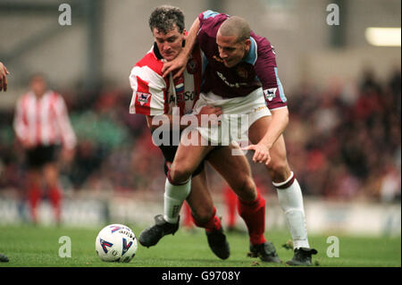 Fußball - FA Carling Premiership - Southampton / West Ham United. Mark Hughes von Southampton (links) schnappen sich mit Rio Ferdinand von West Ham United (rechts) um den Ballbesitz Stockfoto