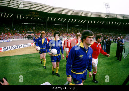 l-r Arsenal Captain Pat Rice gefolgt von Frank Stapleton und Willie Young. Martin Buchan von Manchester United folgt Gary Bailey und Jimmy Nicholl. Stockfoto