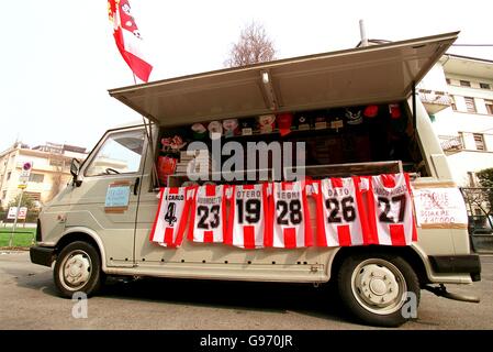 Italienischer Fußball - Serie A - Vicenza / Perugia. Ein mobiler Shop verkauft Replik Vicenza Hemden Stockfoto