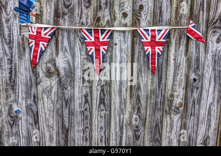 Union Jack Bunting gegen eine graue getäfelten Zaun Stockfoto