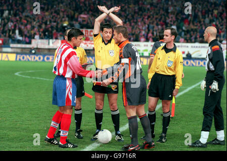 Fußball - UEFA-Pokal - Viertelfinale - Erstes Teilstück - Atletico Madrid gegen AS Roma. L-R; die beiden Kapitäne schütteln sich vor Beginn des Spiels die Hände. Toni, Atletico Madrid & Francesco Totti, AS Roma Stockfoto