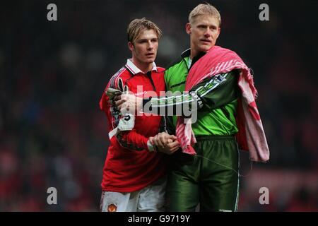 Fußball - AXA FA Cup - Fünfte Runde - Manchester United gegen Fulham. Peter Schmeichel von Manchester United gratuliert seinem Teamkollegen David Beckham Stockfoto