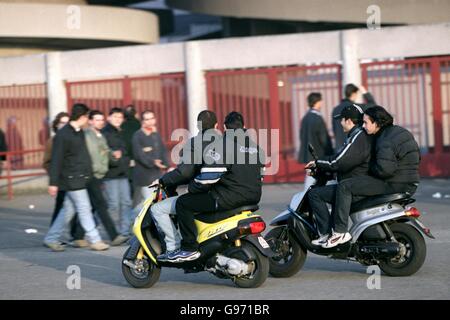 Italienischer Fußball - Serie A - Inter Mailand / AC Mailand. Inter Mailand-Fans kommen mit Motorrollern ins Stadion Stockfoto