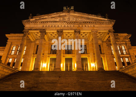 Fassade des Konzerthauses Berlin (Konzerthaus), Gendarmenmarkt, in der Nacht Stockfoto