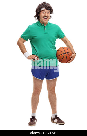 In voller Länge Portrait von Retro-junger Mann hält einen Basketball isoliert auf weißem Hintergrund Stockfoto