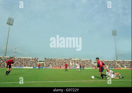 Im Liberation Stadium in Port Harcourt, Nigeria, lässt der Spanier Xavi den US-amerikanischen Christopher Albright hinter sich Stockfoto