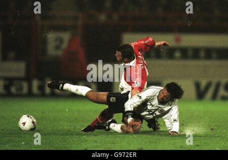 Fußball - FA Carling Premiership - Charlton Athletic gegen Tottenham Hotspur. Mauricio Taricco von Tottenham Hotspur ist auf Graham Stuart von Charlton Athletic zu sehen Stockfoto