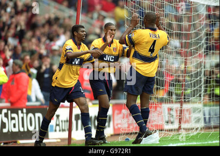 Fußball - FA Carling Premiership - Middlesbrough / Arsenal. Arsenal-Spieler (l bis r) Kanu, Nicolas Anelka und Patrick Vieira feiern Anelkas erstes und Arsenals zweites Tor Stockfoto