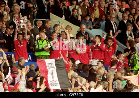 Roy Keane von Manchester United hebt die FA Cup Trophy AS an Seine Teamkollegen feiern den Sieg im FA Cup Finale gegen Newcastle United Stockfoto