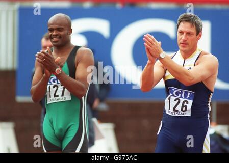 Leichtathletik - CGU Gateshead Classic. Kriss Akabusi (links) und Alan Wells (rechts) applaudieren der Menge, bevor sie beim Masters 100m Event teilnehmen Stockfoto