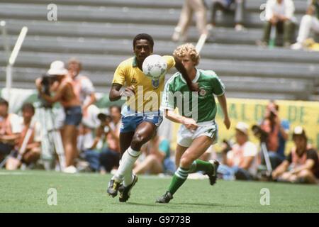 Jimmy Nichol, Nordirland und Josimar aus Brasilien jagen den Ball Stockfoto