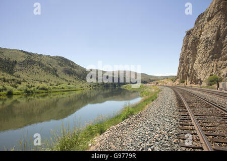 Ansicht der Railroad tracks entlang des Missouri River von Geisterstadt Lombard in der Nähe von Toston, Montana. Stockfoto