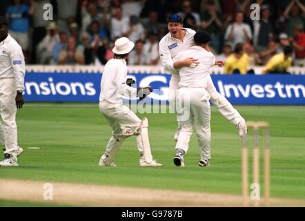 Cricket - NatWest Trophy - Finale - Gloucestershire / Somerset. Gloucestershire's Martyn Ball wird in die Luft gehoben, als er feiert, dass er Somerset's Piran Holloway beim Bowling von Mike Smith gefangen hat Stockfoto