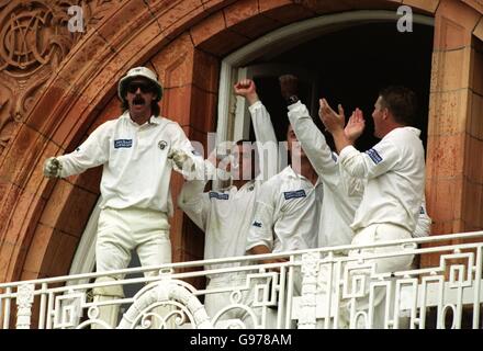 Cricket - NatWest Trophy - Finale - Gloucestershire / Somerset. Gloucestershire's man of the Match Jack Russell, links, feiert den Gewinn der NatWest-Trophäe mit seinen Teamkollegen Stockfoto