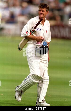 Somerset's Peter Bowler macht sich auf den Weg zurück zum Pavillon Nach der Entlassung für 1 Stockfoto