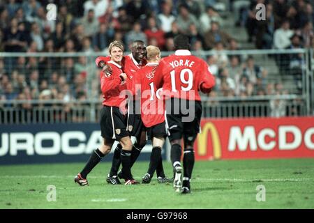 David Beckham von Manchester United gratuliert dem Torschützen Andy Cole Erzielte das dritte Tor des Spiels Stockfoto