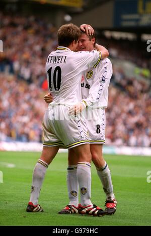 (L-R) Harry Kewell von Leeds United gratuliert Michael Bridges zu seinem Erfolg Das Gewinnziel des Spiels Stockfoto