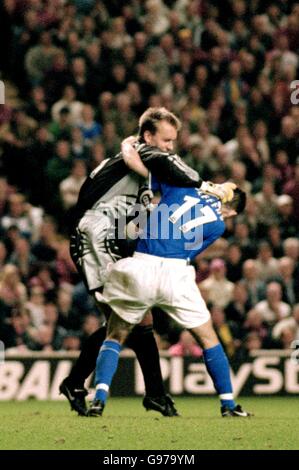 Liverpool-Torhüter Sander Westerveld kämpft bereits mit Evertons Francis Jeffers Beide wurden abgeschickt Stockfoto