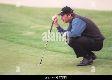 Golf - 29. Benson und Hedges International Open - Oxfordshire Golf Club, Thame. Nick Faldo auf dem Putting Green Stockfoto