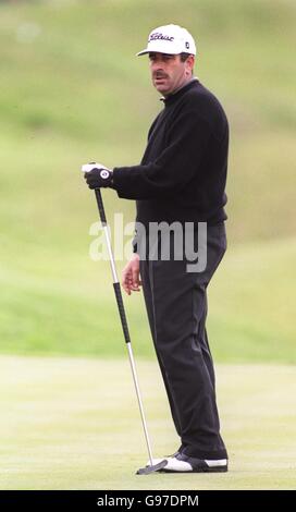 Golf - 29. Benson und Hedges International Open - Oxfordshire Golf Club, Thame. Sam Torrance auf dem Putting Green Stockfoto