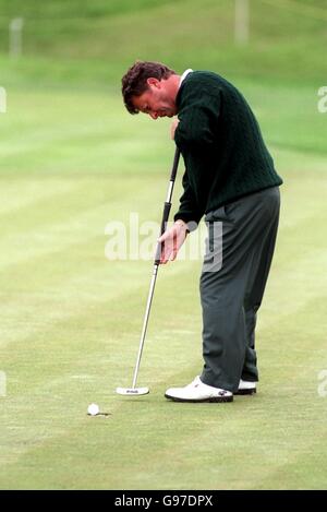 Golf - 29. Benson und Hedges International Open - Oxfordshire Golf Club, Thame. Ian Woosnam in Aktion auf dem Putting Green Stockfoto