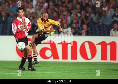 Borussia Dortmunds Stefan Reuter übergibt den Ball als Feyenoord's Kees Van Wonderen versucht herauszufordern Stockfoto